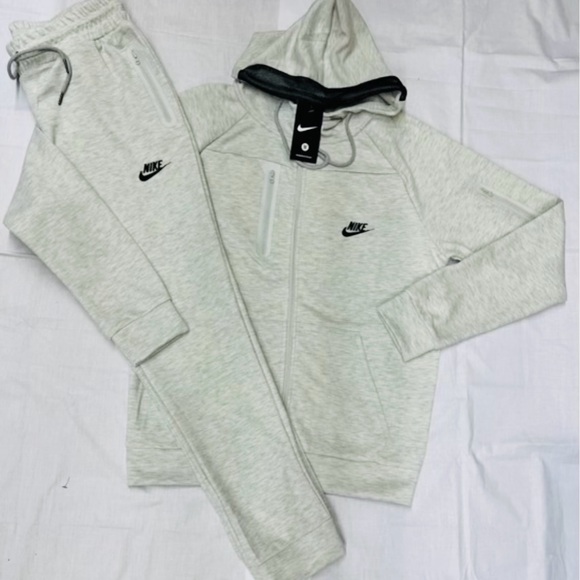 Men’s Nike sweatsuit - Picture 2 of 2